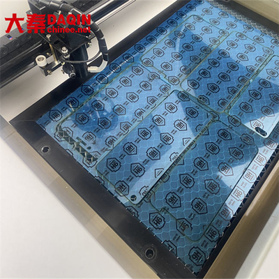 Daqin Mobile Tempered Glass Screen Protector Máquina de corte a laser para solução de distribuidor de acessórios de telefone