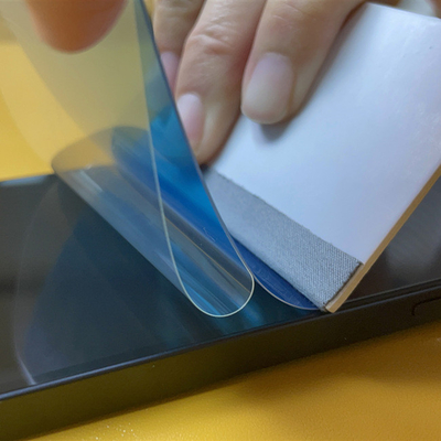 Máquina inteligente de corte a laser Daqin para fabricação de capas de telefone de hidrogel TPU