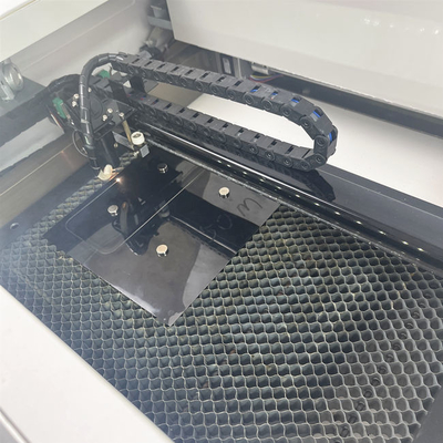 Máquina de corte móvel do laser do protetor da tela 30W de Daqin com software profissional do projeto