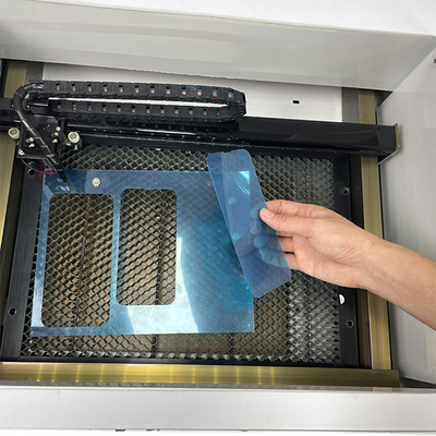 A máquina de corte do laser do protetor da tela refrigerar de água para o móbil moderou as etiquetas de vidro do portátil
