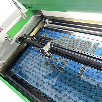 Máquina de corte a laser de proteção de tela de vidro temperado de 60W com tecnologia de CO2