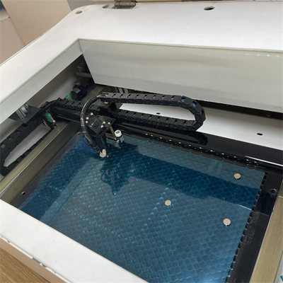 Máquina de corte a laser da Daqin com precisão de corte de 0,01 mm para produção rápida e precisa