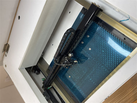 Máquina de corte a laser com alta precisão de corte e modelo de resfriamento