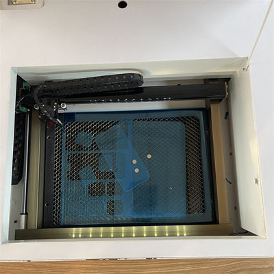 Máquina de corte a laser com protector de tela suportado para ambiente de trabalho interno com peso de 40 kg e formato PLT