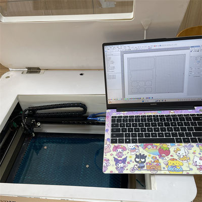 Máquina de Corte a Laser para Protetor de Tela AC220V/50Hz com Refrigeração a Água Circulante e Fole, Espessura de Corte de 0,5MM