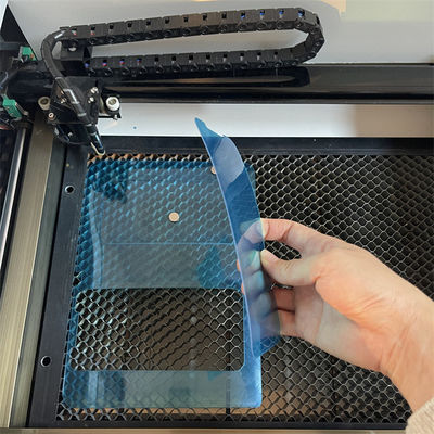 Máquina de corte a laser para protetor de tela em ambiente interno AC220V/50Hz, tamanho 1000*800*800mm